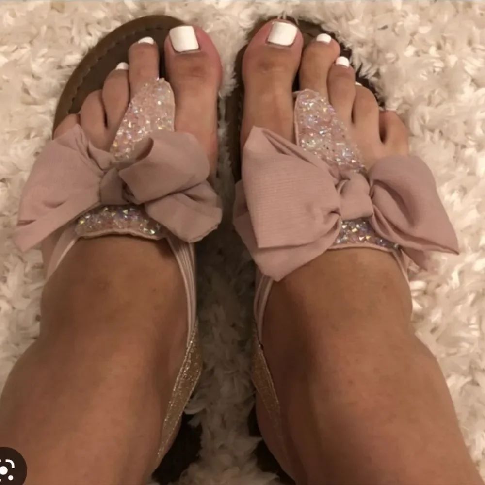 BRAND NEW MOONLIGHT GLITTER EMBROIDERY BOWKNOT DESIGN DETAILS THONG SANDAL